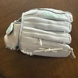 EUC!!! Rawlings left handed baseball glove and batting helmet